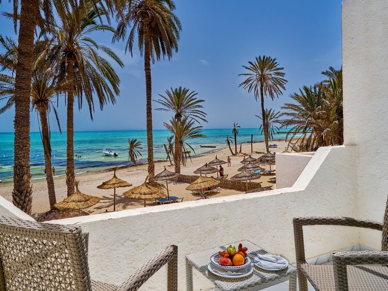 COOEE Hari Club Beach Resort 8