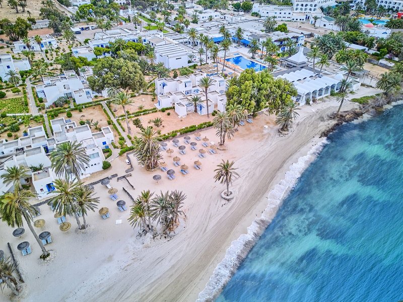 COOEE Hari Club Beach Resort 14