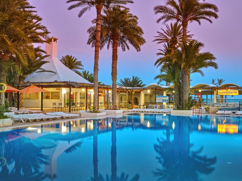 COOEE Hari Club Beach Resort 15