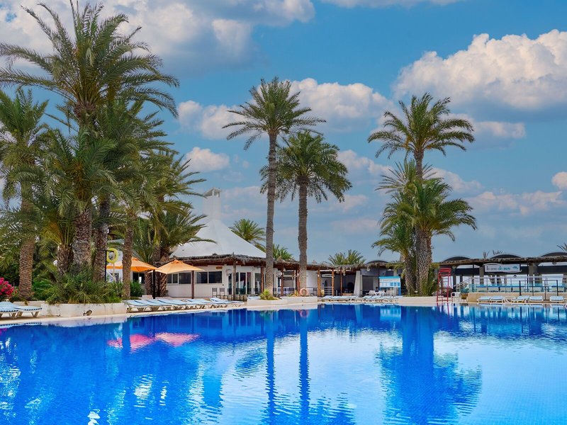 COOEE Hari Club Beach Resort 19