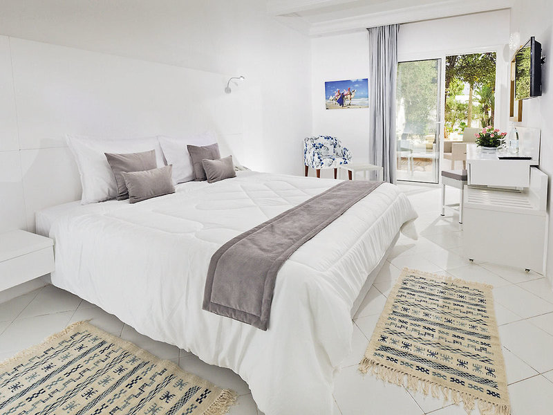 COOEE Hari Club Beach Resort 3