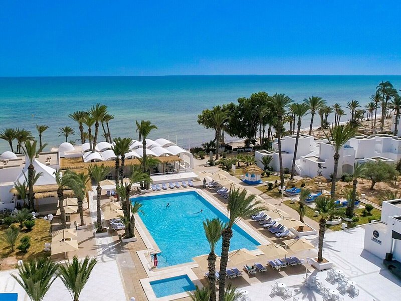 COOEE Hari Club Beach Resort 17