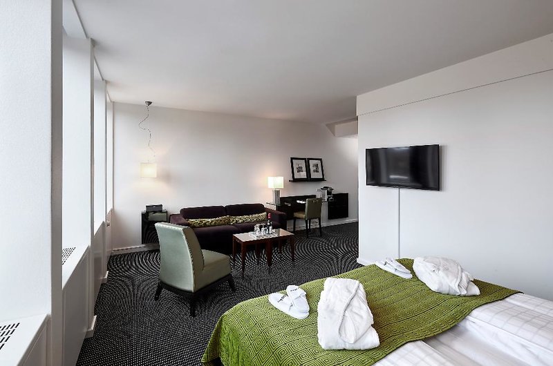 The Square 1 - Room Example