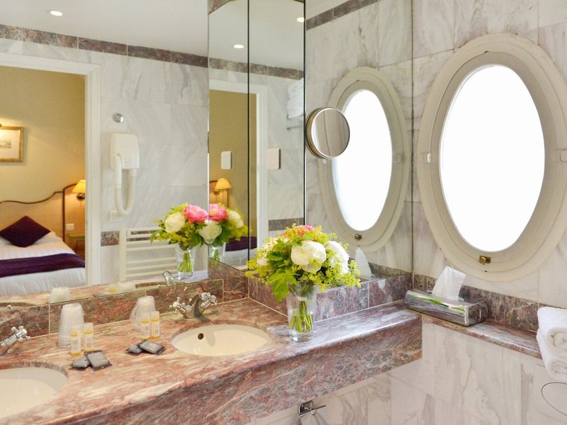Suites Unic Renoir St. Germain 29 - Bathroom Example