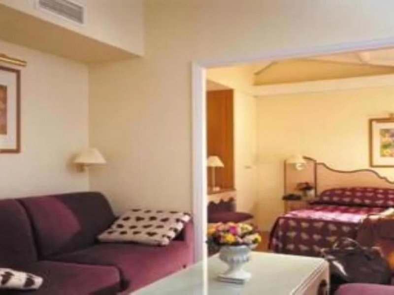 Suites Unic Renoir St. Germain 36 - Room Example