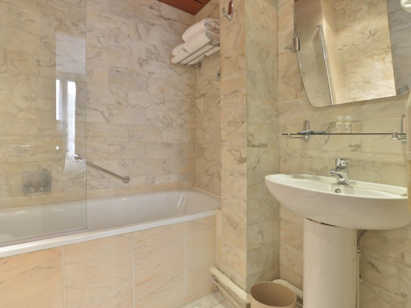 Suites Unic Renoir St. Germain 37 - Bathroom Example