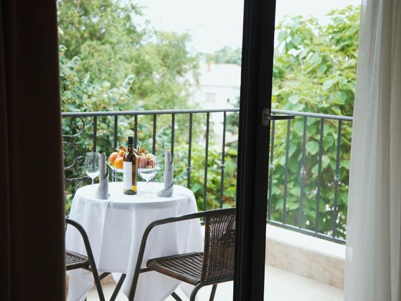 White Rock Castle Suite Hotel 7