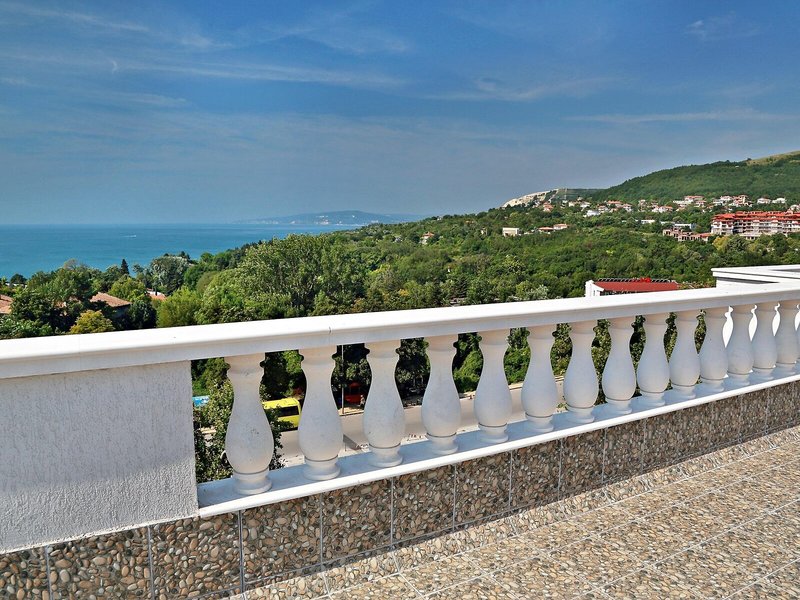 White Rock Castle Suite Hotel 8