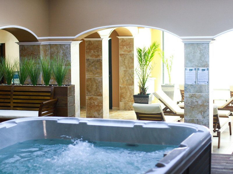 White Rock Castle Suite Hotel 9