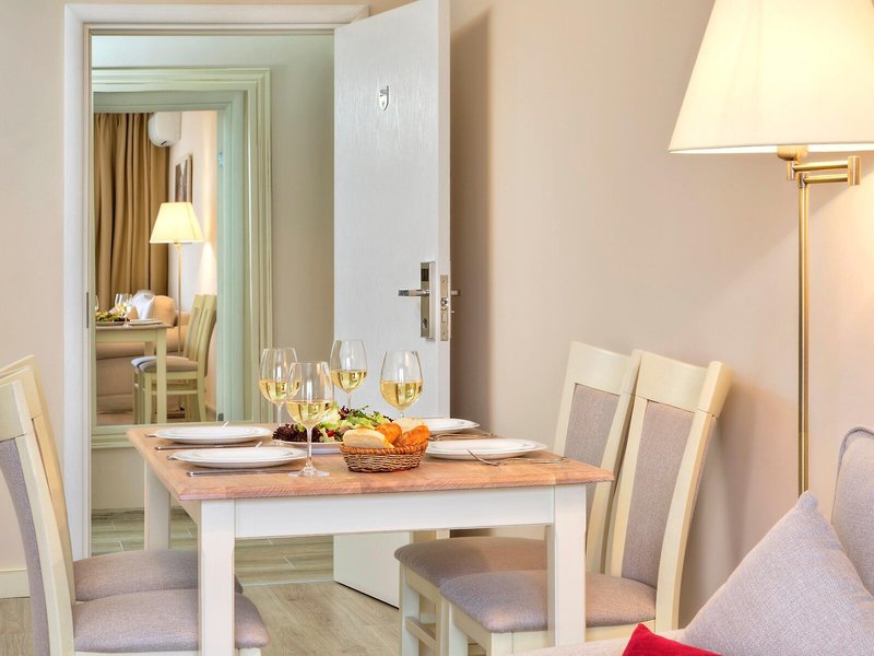 White Rock Castle Suite Hotel 24