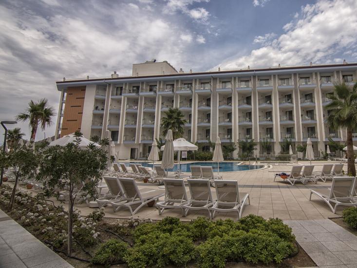 Ramada Resort Kusadasi & Golf 1 - Exterior