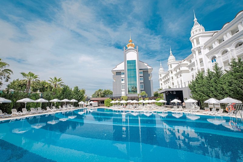 Side Crown Charm Palace 1