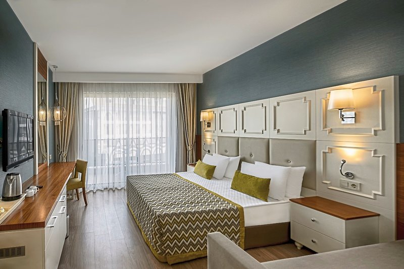 Side Crown Charm Palace 2