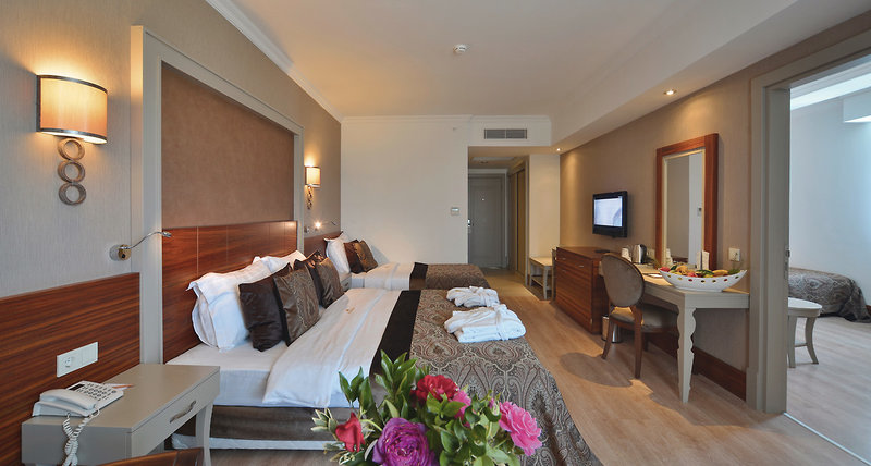 Side Crown Charm Palace 4