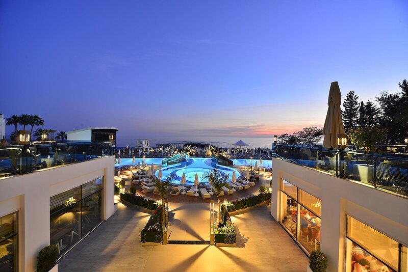 Azura Deluxe Resort & Spa Hotel 8
