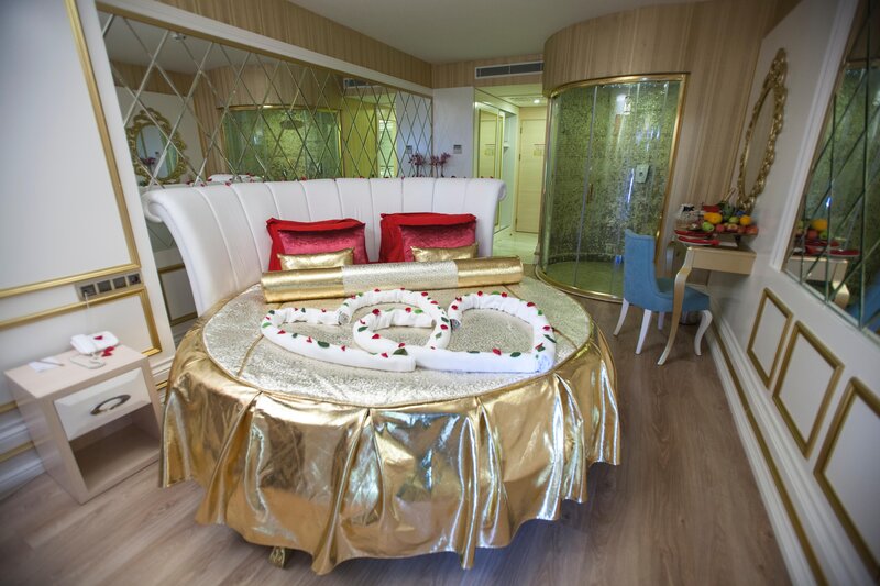 Azura Deluxe Resort & Spa Hotel 13
