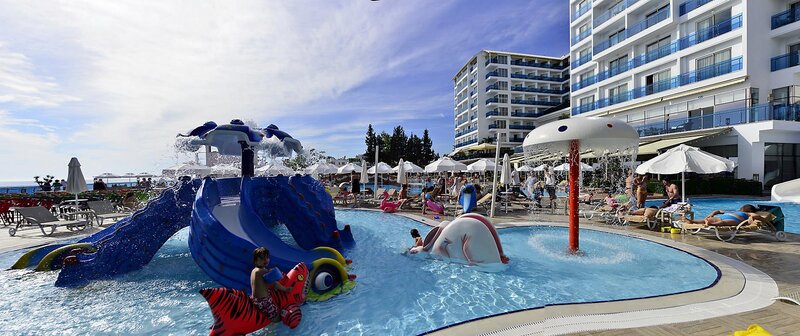 Azura Deluxe Resort & Spa 8 - Outdoor Pool
