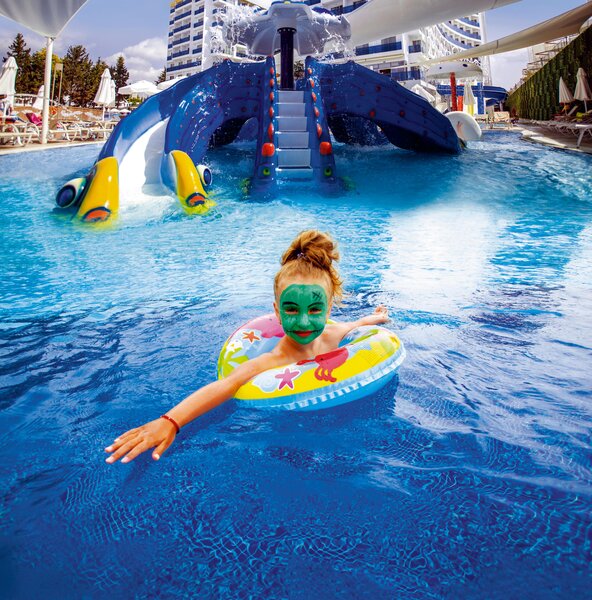 Azura Deluxe Resort & Spa Hotel 6