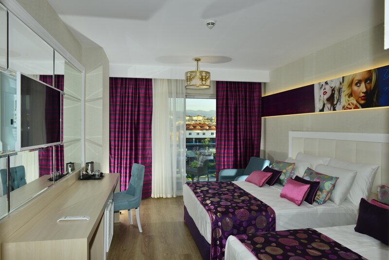 Azura Deluxe Resort & Spa Hotel 13