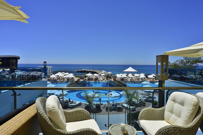 Azura Deluxe Resort & Spa Hotel 9