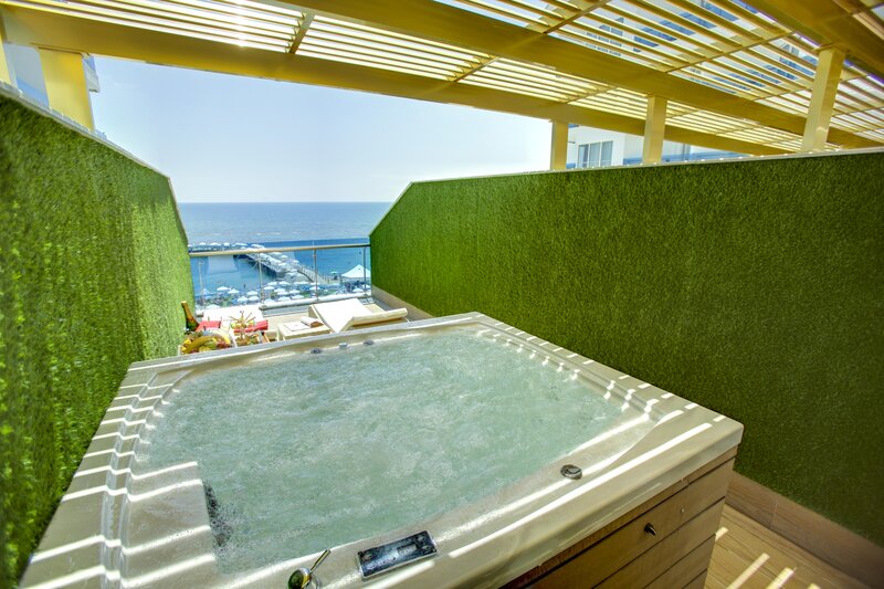 Azura Deluxe Resort & Spa Hotel 25