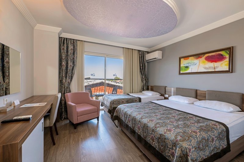 Crystal Aura Beach Resort & Spa 3