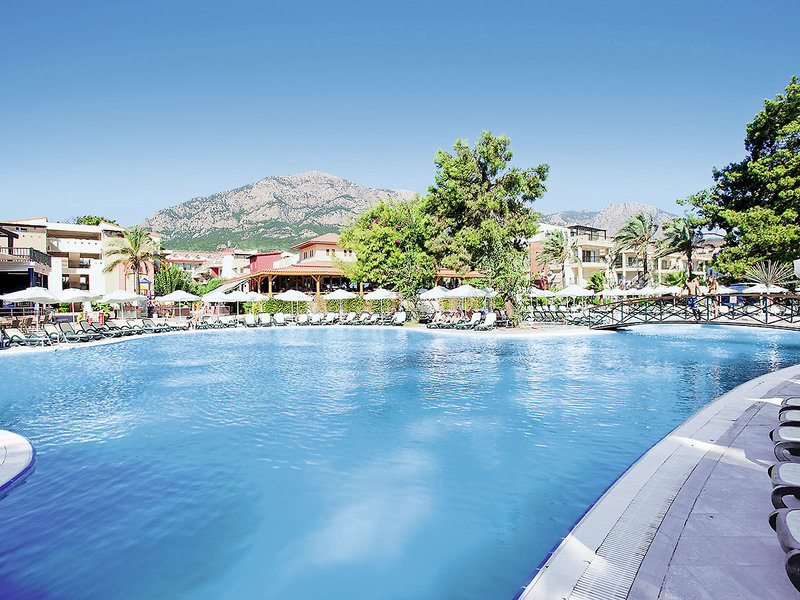 Crystal Aura Beach Resort & Spa 3