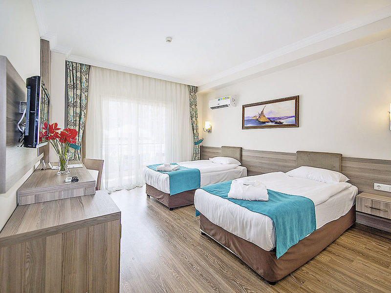 Crystal Aura Beach Resort & Spa 4