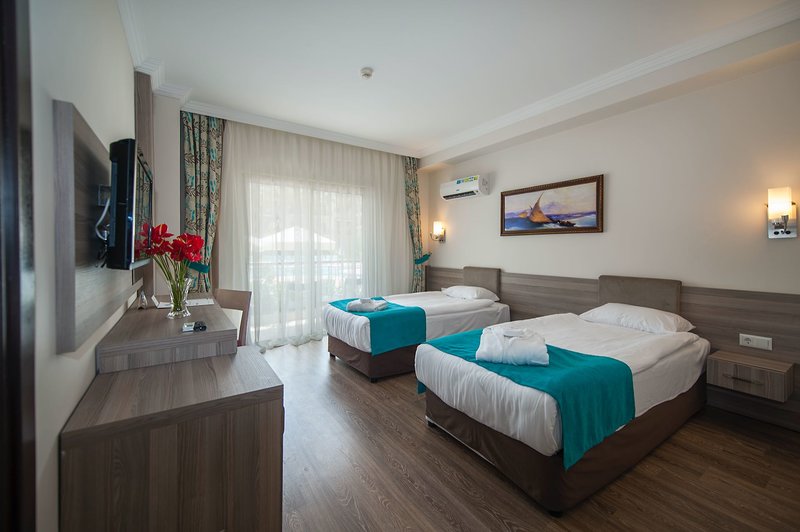Crystal Aura Beach Resort & Spa 3