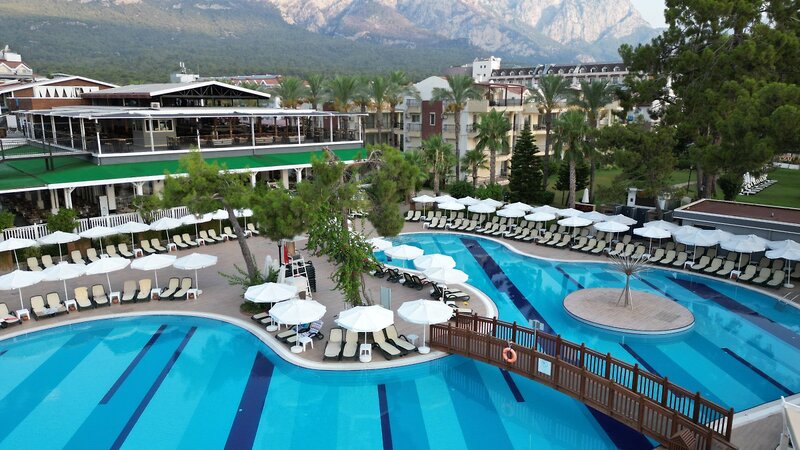 Crystal Aura Beach Resort & Spa 4