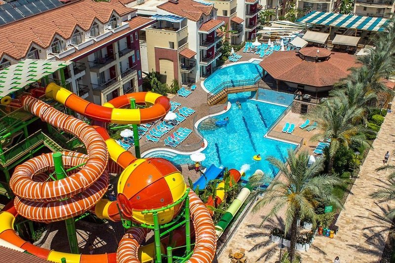 Crystal Aura Beach Resort & Spa 3