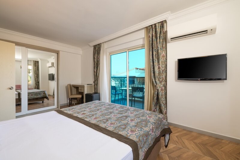 Crystal Aura Beach Resort & Spa 52