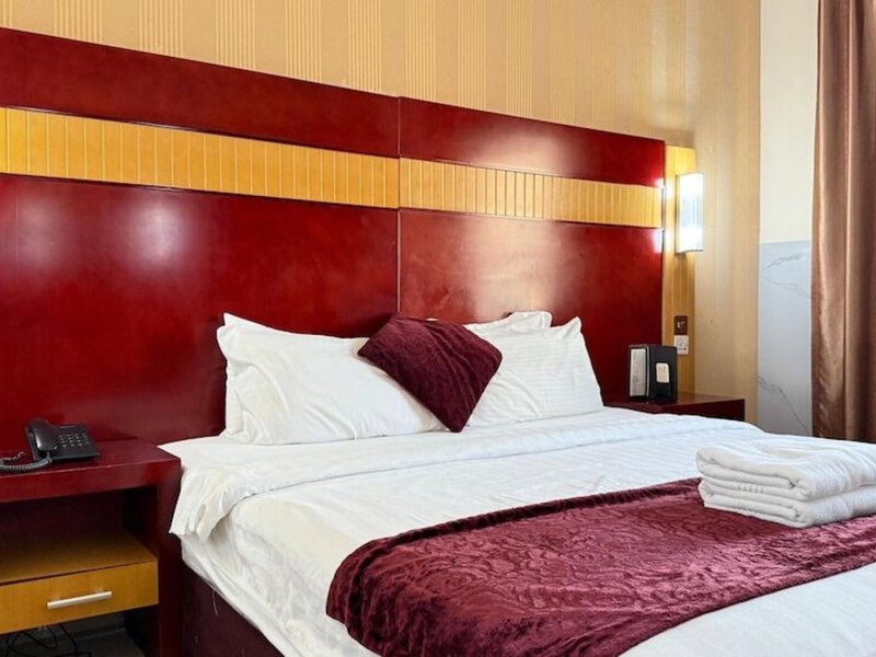 Phoenix Hotel 17