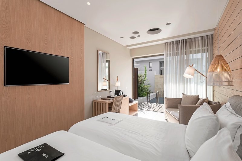 Ikones Seafront Luxury Suites 10