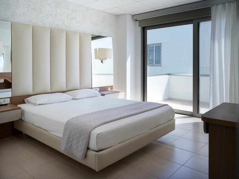 Royal Bay 33