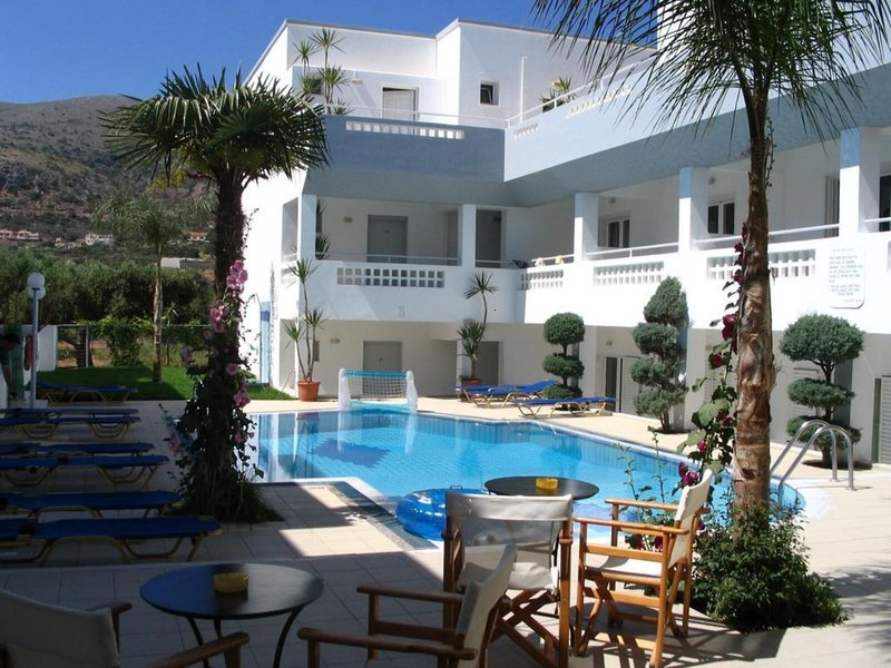 Emerald Hotel & Studios 10
