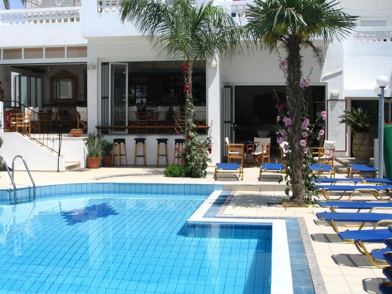 Emerald Hotel & Studios 16