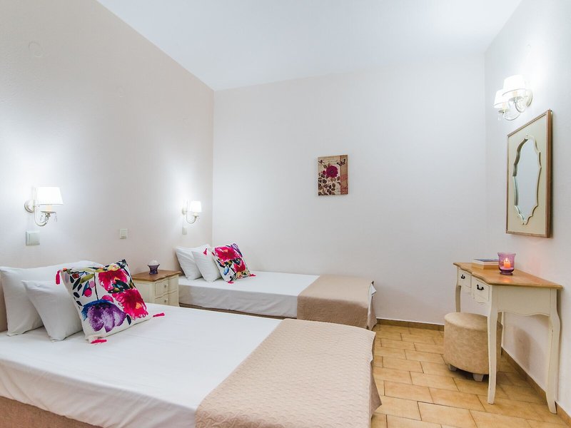 Emerald Hotel & Studios 28