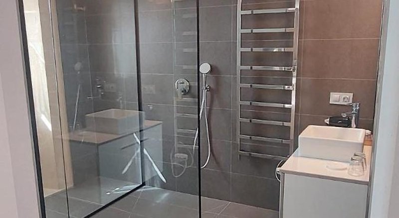 Bennoc Petit Hotel 1 - Bathroom Example