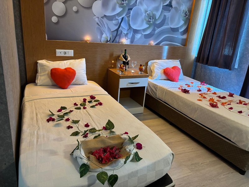 Anita Kemer Noch Hotel 12