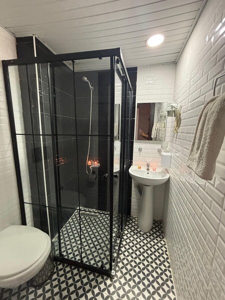 Anita Kemer Noch Hotel 13