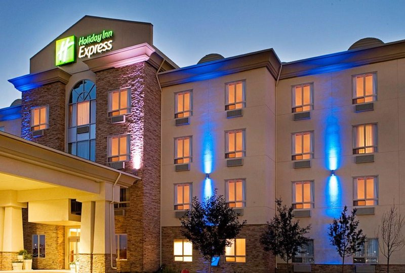 Holiday Inn Express Fort St John 4 - Exterior