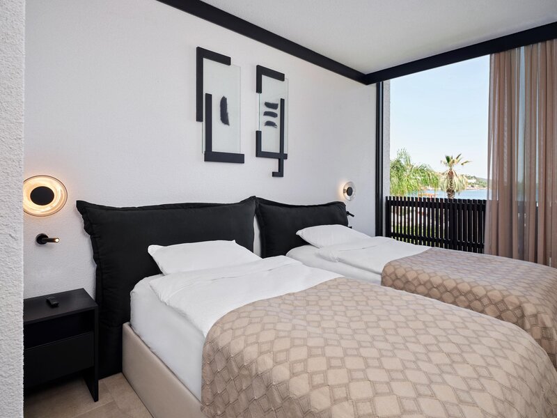 Caja by Maxx Royal 26