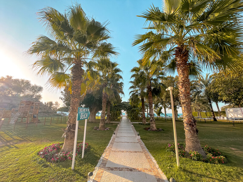 BM Beach Hotel 8