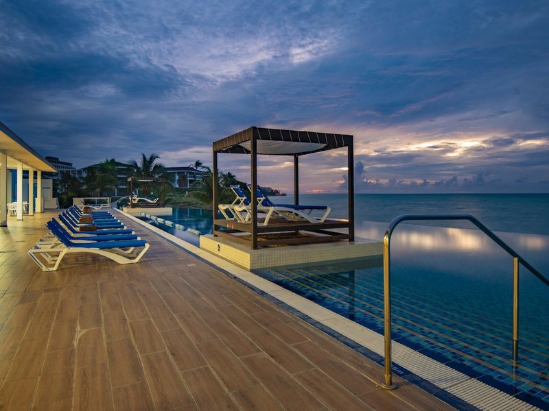 Ocean Vista Azul by H10 17