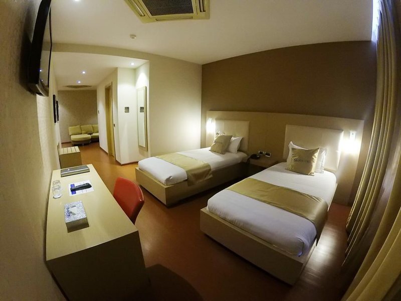 Sky 2 Hotel 17