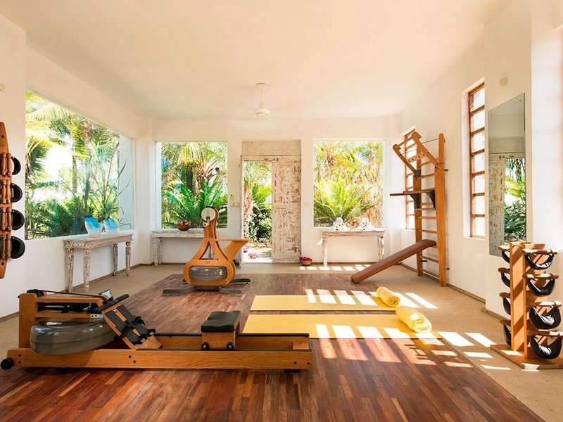 Constance Aiyana  29