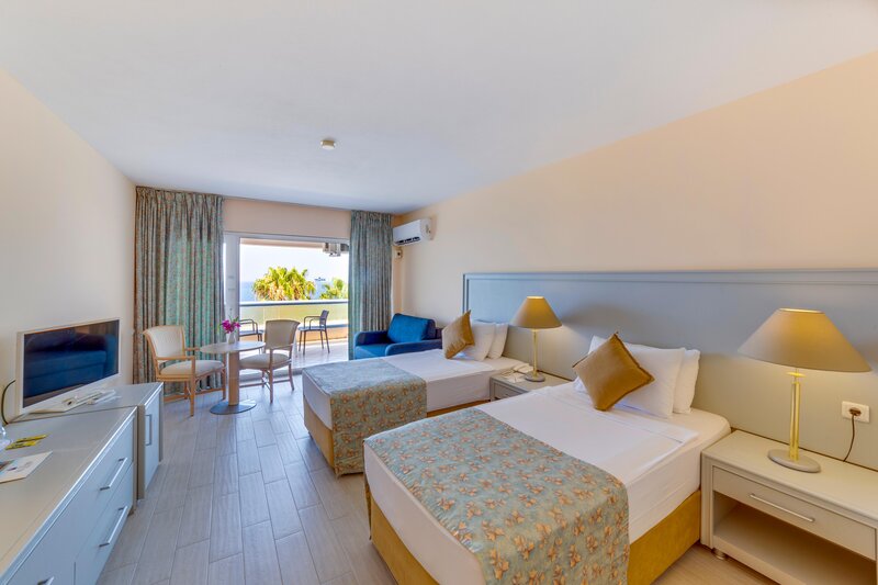 Grand Blue Sky International 14