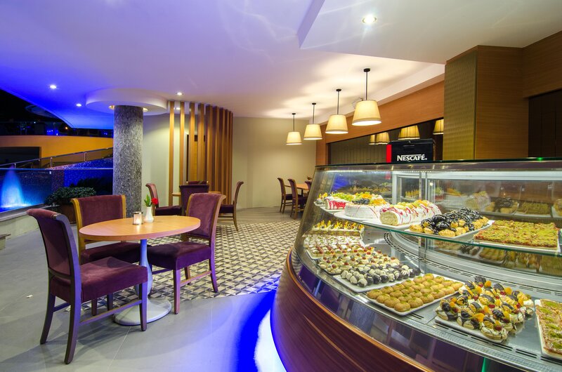 Grand Blue Sky International 64