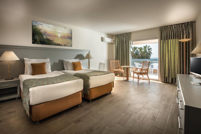 Grand Blue Sky International 13